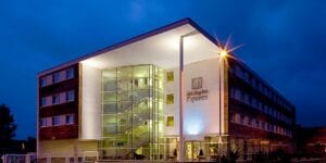 holiday inn express chester racecourse at night